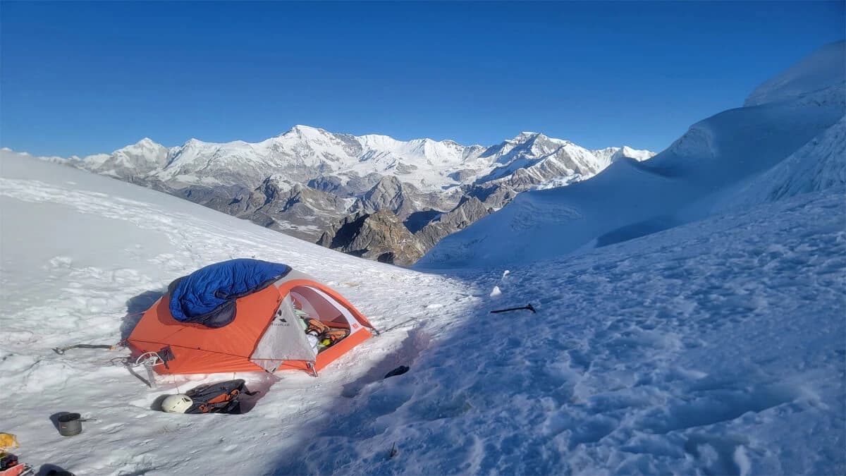 Cholatse Peak Climbing