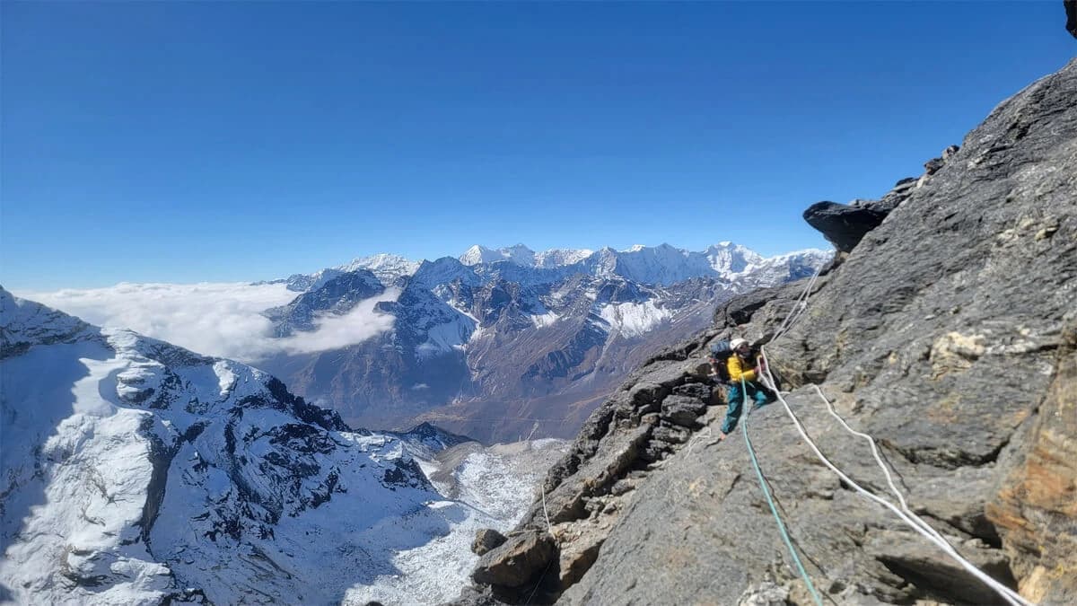 Cholatse Peak Climbing