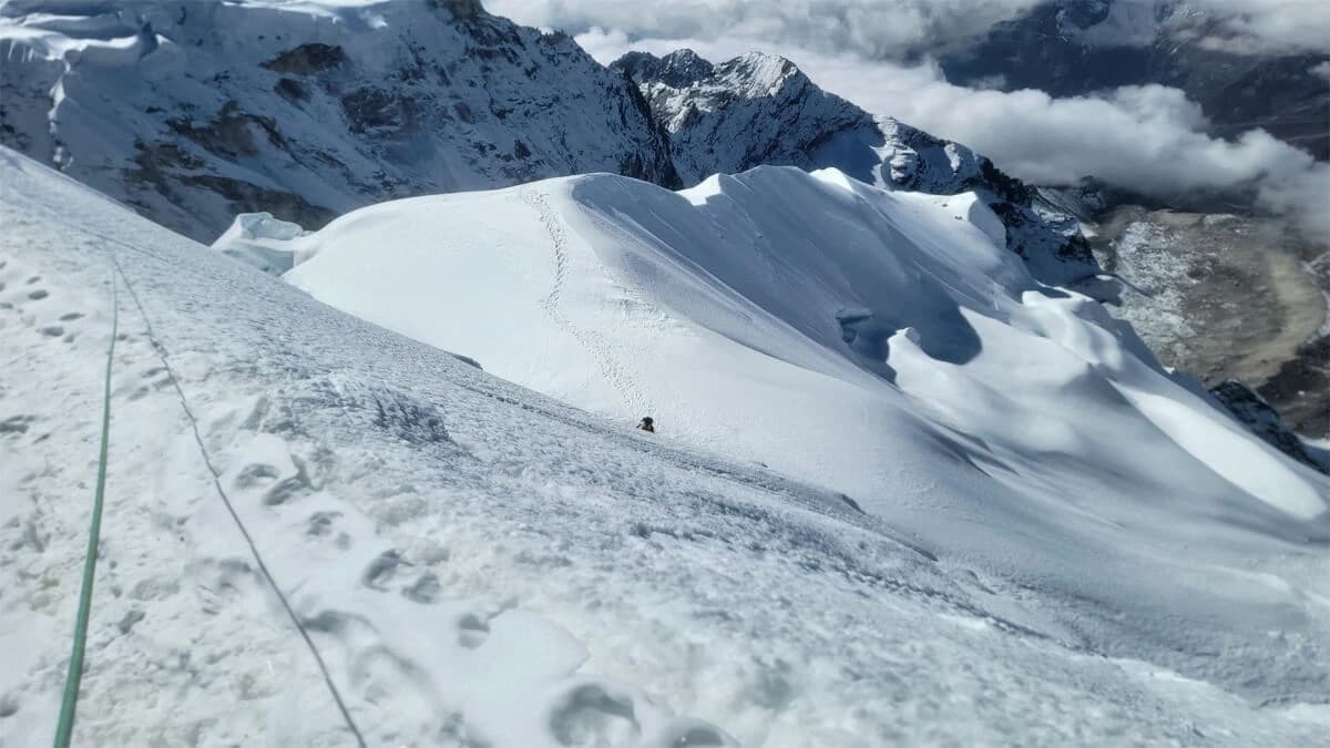 Cholatse Peak Climbing