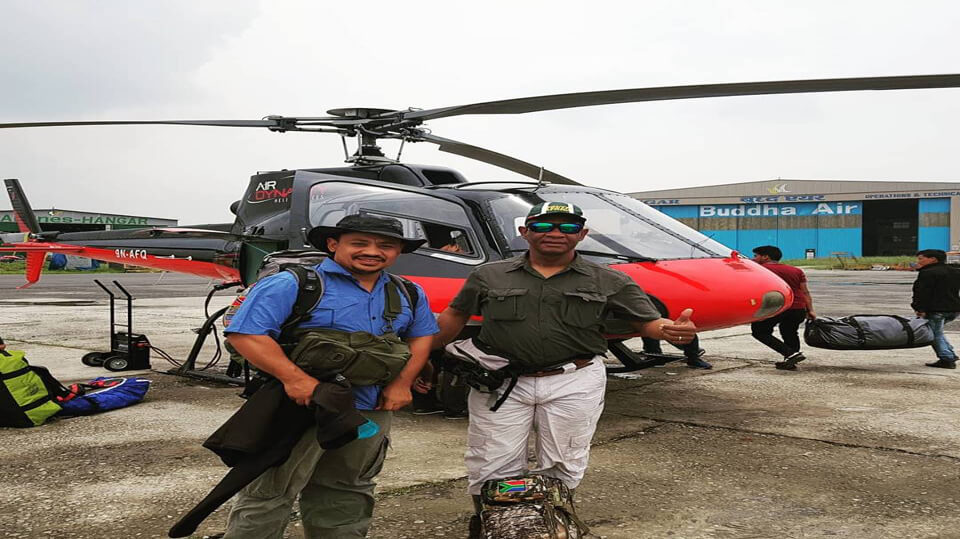 Everest base camp by helicopter